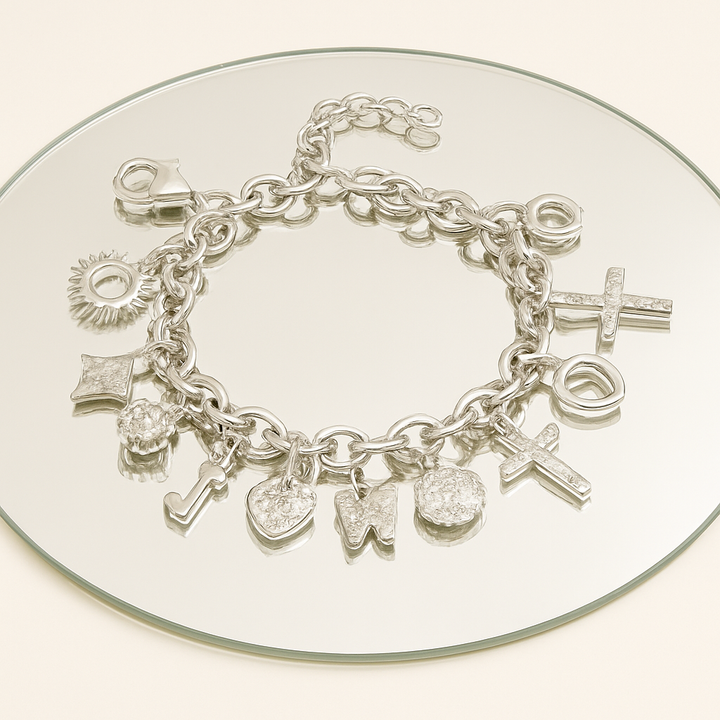 Bracelet charms en argent blanc – cœur, aile d’ange, clé, bijou symbolique chic.