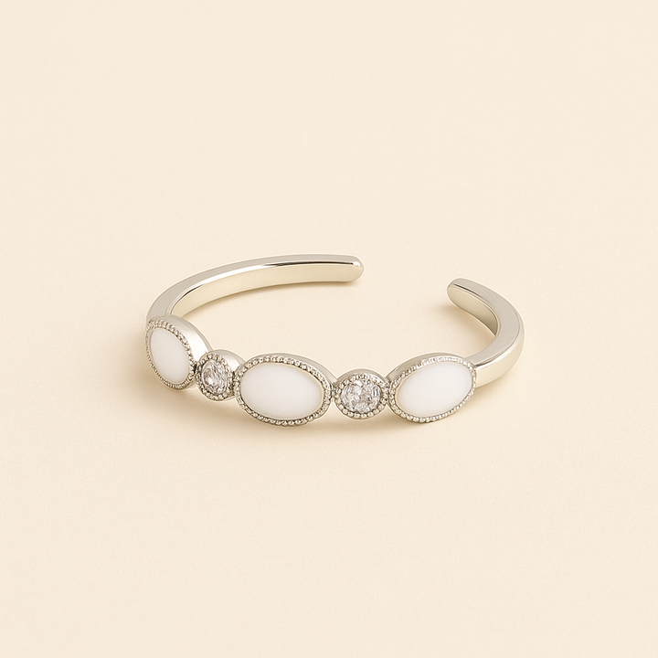 Bague en Argent blanc 925 Histoire d’Argent avec cercles ajourés et zircon, vue de dessus sur fond neutre