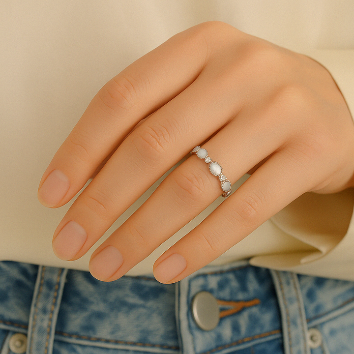 Bague Histoire d’Argent portée sur main féminine, design en cercles argentés et zircons transparents