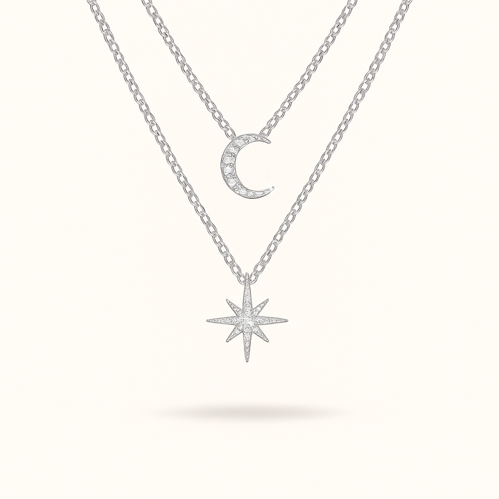 Vue détaillée du collier Astra Astrée Histoire d’Argent, chaînes fines superposées avec pendentifs lune pavée et étoile rayonnante en zircon.

