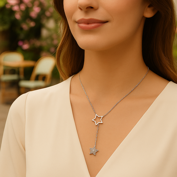 Photo lifestyle d’un collier Étoilé Soléa porté au cou, bijou en argent 925 avec chaîne fine et pendentifs lumineux.