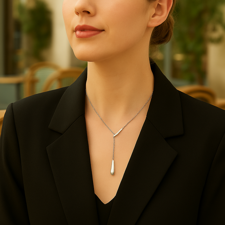 Photo élégante d’un bijou Histoire d’Argent porté au cou, collier ras-du-cou en argent 925 avec reflets subtils.

