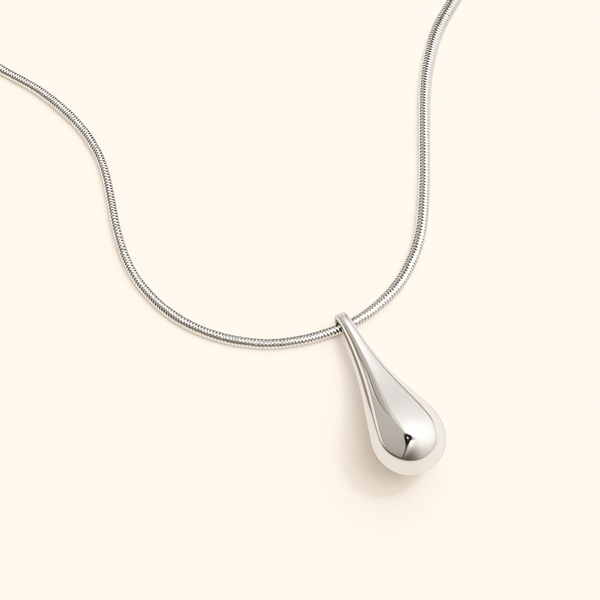 Vue produit du collier goutte d’eau Histoire d’Argent, pendentif poli sur chaîne serpent en argent 925 sterling.