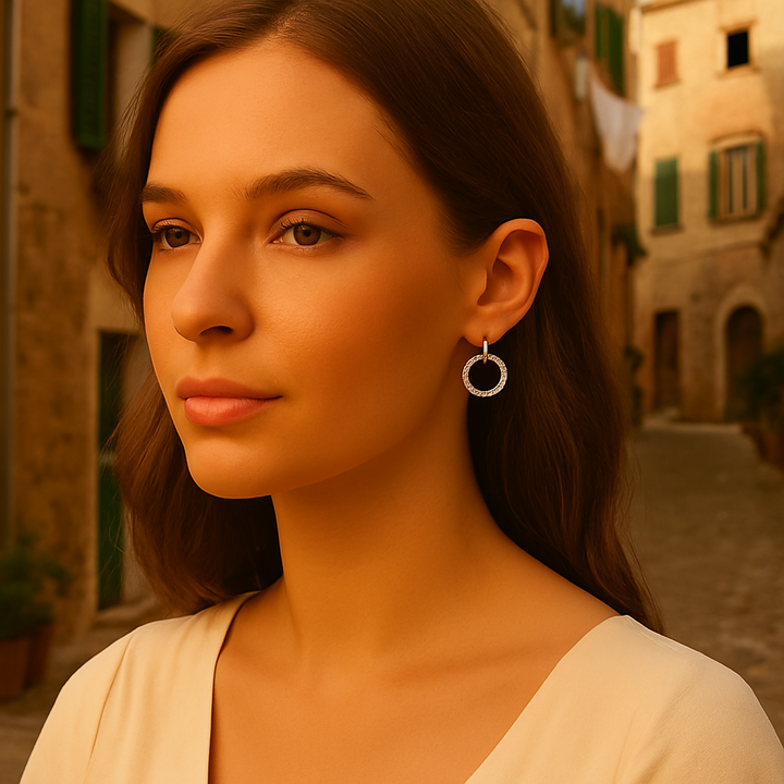 Boucles Iséa sur mannequin – décor lumineux, style élégant et intemporel Histoire d’Argent.