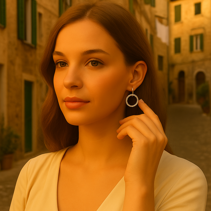 Boucles Iséa sur mannequin – décor lumineux, style élégant et intemporel Histoire d’Argent.
