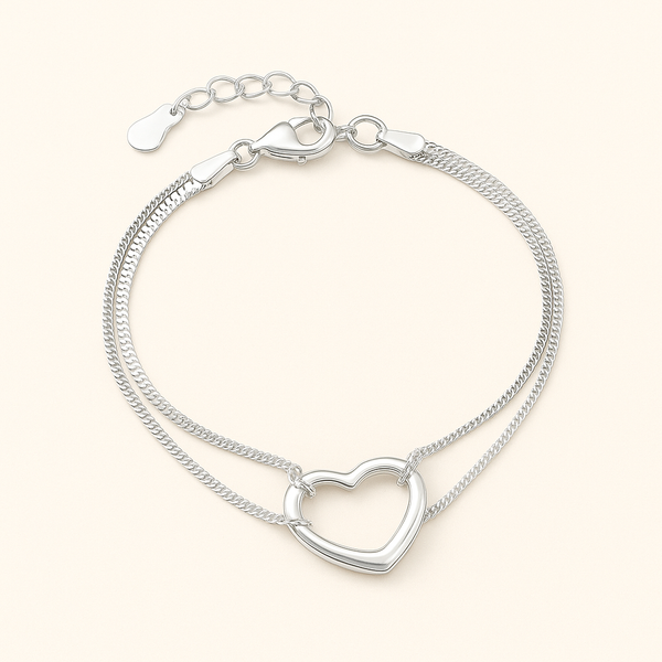 Bracelet en Argent 925 sterling avec pendentif cœur et double chaîne à maillons fins, posé à plat sur fond beige doux – Histoire d’Argent
