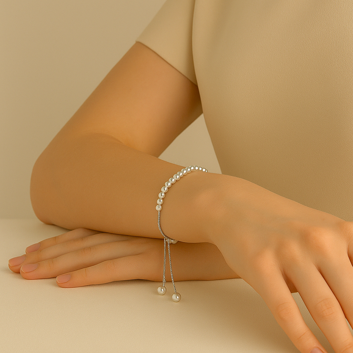 Mannequin portant le bracelet Mila en Argent 925, perles argentées fines et design fluide autour du poignet