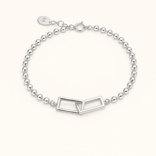 Zoom sur les formes rondes et carrées du bracelet Cassiopée, en argent sterling 925, finition polie et perles blanches