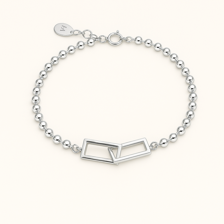 Zoom sur les formes rondes et carrées du bracelet Cassiopée, en argent sterling 925, finition polie et perles blanches