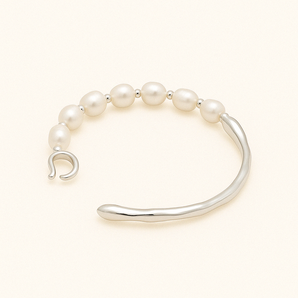Détail du bracelet semi-rigide à maillons et perles blanches, argent 925 hypoallergénique