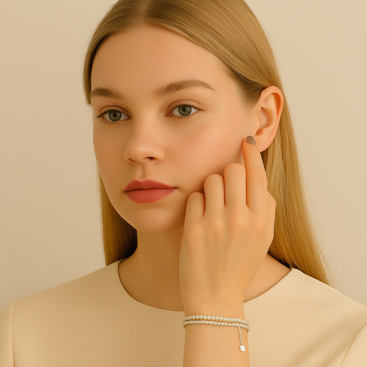 Bracelet perlé Iséa en argent 925 porté seul, mise en scène élégante sur poignet féminin.