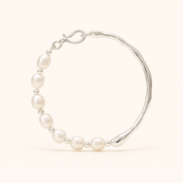 Bracelet perlé minimaliste en argent blanc, posé sur fond neutre chic, vue ambiance Histoire d’Argent