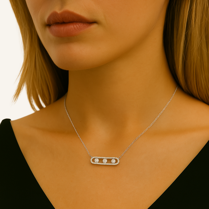  Collier délicat porté avec tailleur noir – bijou argent femme, look moderne et épuré.