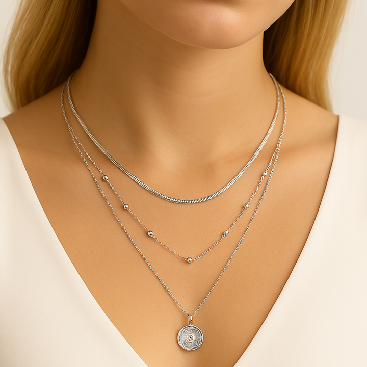Mannequin portant le collier Histoire d’Argent Trio Soléna en argent sterling, triple chaîne et pendentif sphérique stylisé.