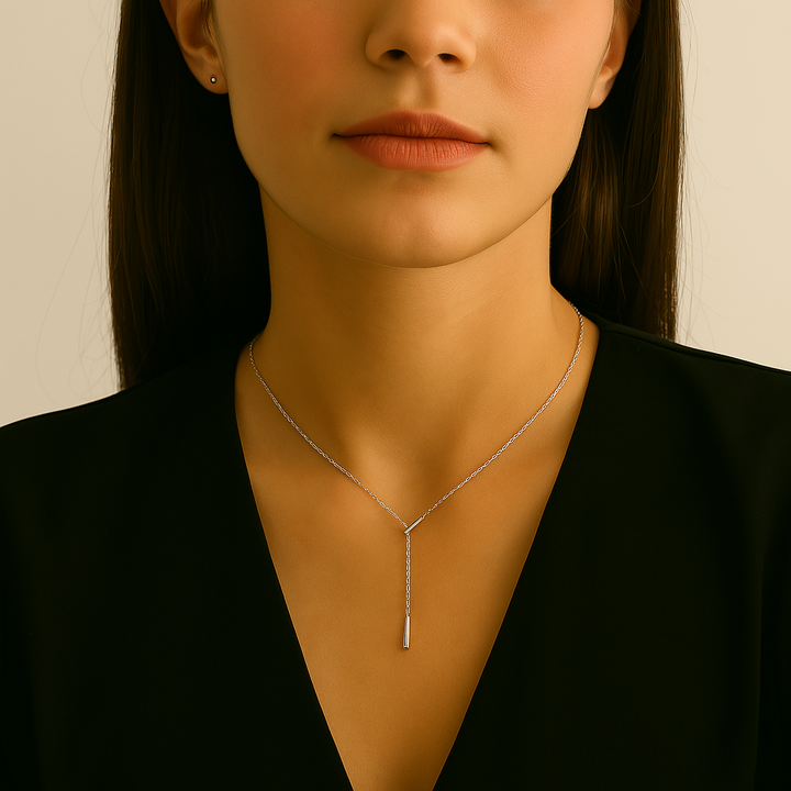 Zoom sur le collier Histoire d’Argent en argent sterling 925, porté en ras-du-cou, bijou contemporain et délicat.