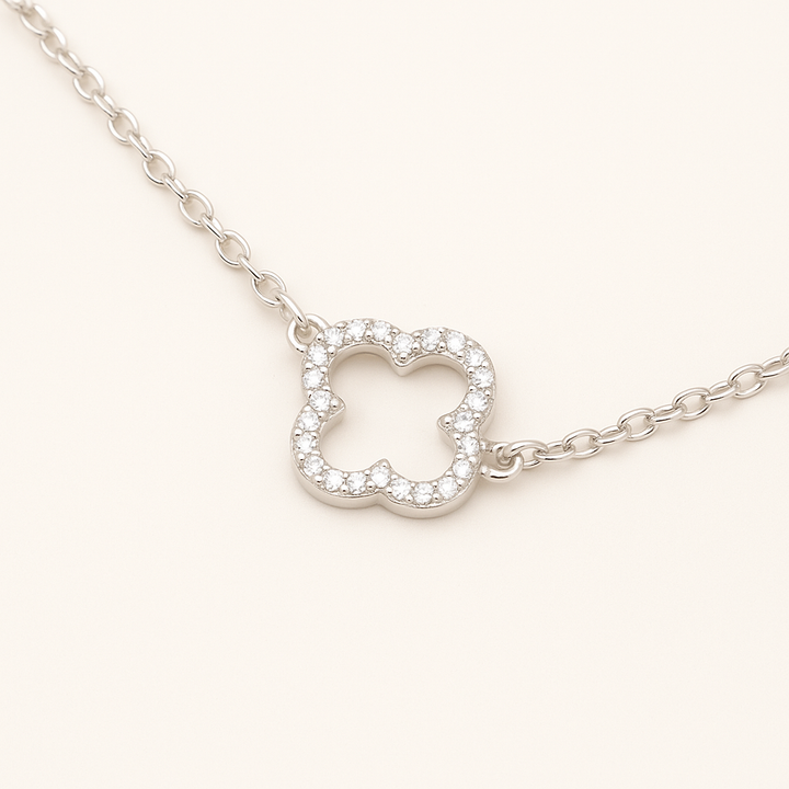 Collier pendentif trèfle en argent 925 – vue complète à plat avec chaîne ajustable