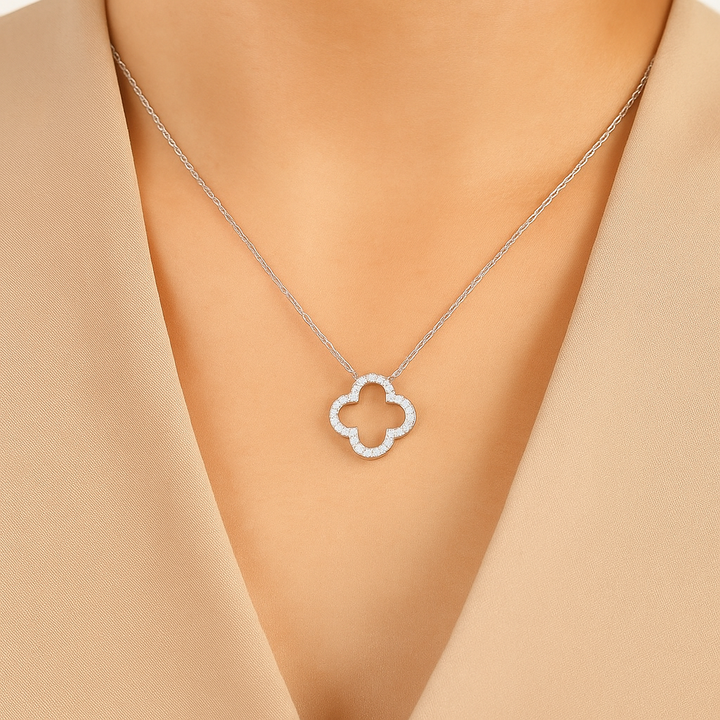 Collier trèfle porté au creux du cou – bijou en Argent blanc 925 sur peau nue