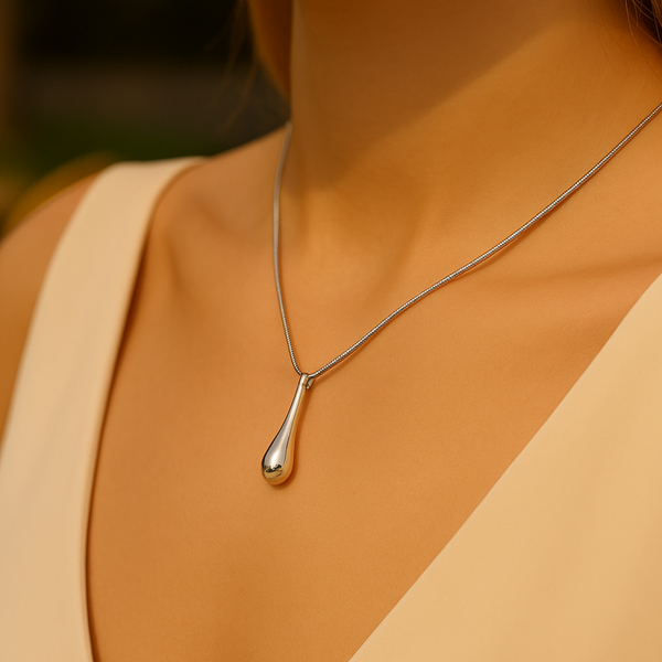 Mannequin blonde portant le collier goutte Histoire d’Argent en argent 925 sterling, bijou fin et lumineux dans un décor estival chic.


