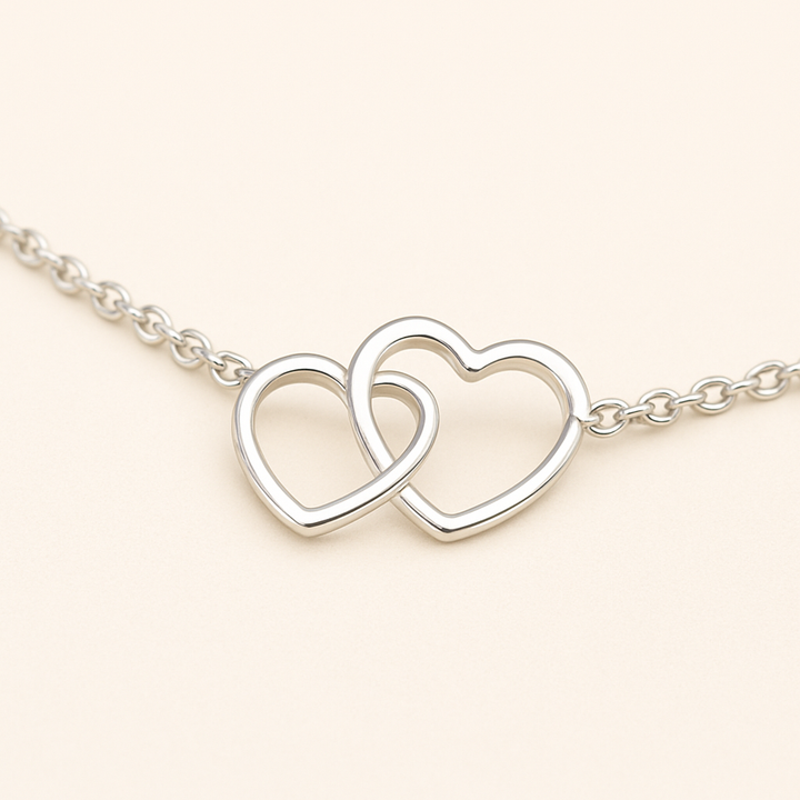 Collier en argent massif 925 Histoire d’Argent, deux cœurs entrelacés brillants, sur fond doux effet bijouterie.