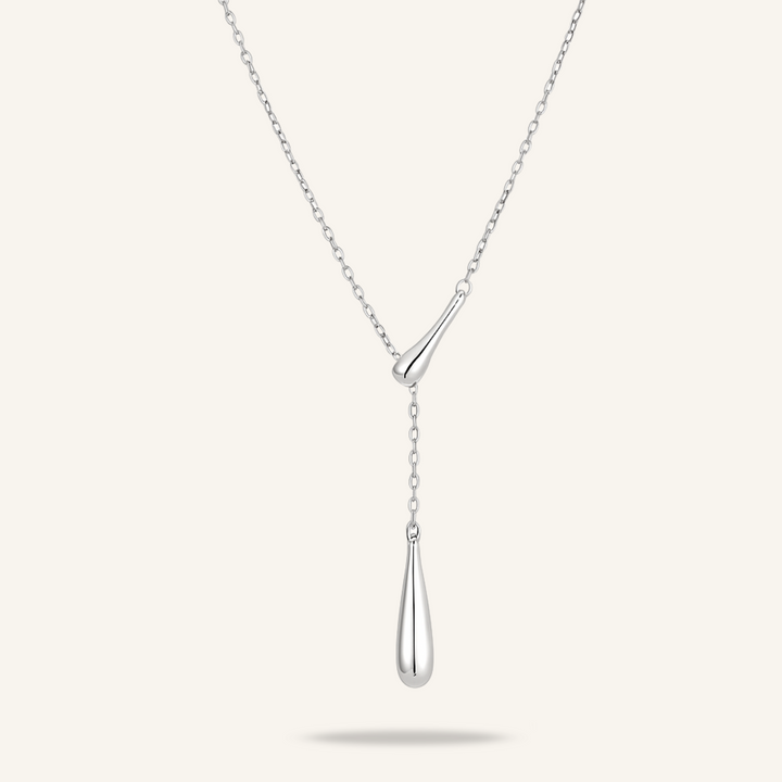 Vue rapprochée d’un collier Histoire d’Argent ras-du-cou en argent 925, orné de motifs brillants pour une touche de lumière.