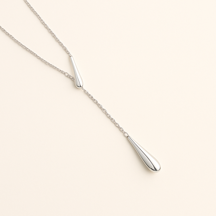 Détail du collier ras-du-cou Histoire d’Argent en argent 925 sterling, design contemporain avec gouttes lumineuses.
