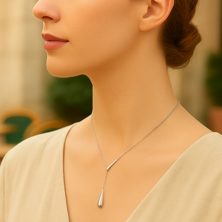 Mannequin portant un collier ras-du-cou Histoire d’Argent en argent 925 sterling, avec gouttes brillantes et silhouette fine.

