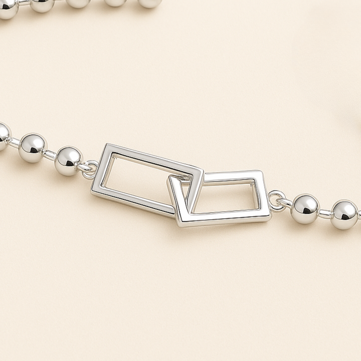 Zoom sur le bracelet Cassiopée en argent 925 sterling, porté avec élégance sur poignet féminin, bijou raffiné Histoire d’Argent