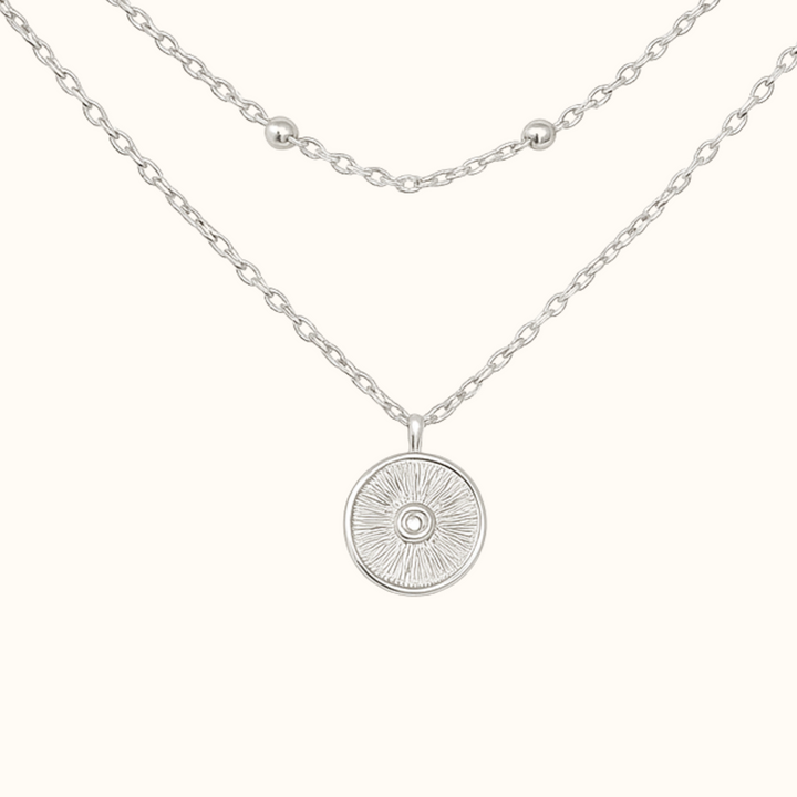 Vue détaillée du collier Soléna en argent sterling 925, modèle Histoire d’Argent à triple chaîne et motif sphérique.