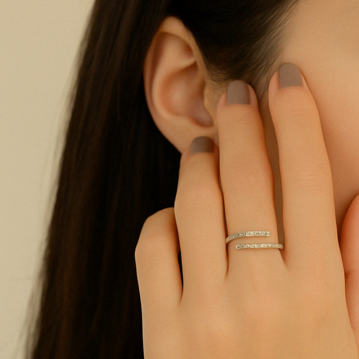 Bague Léna en Argent blanc 925 Sterling avec strass portée pour une tenue habillée
