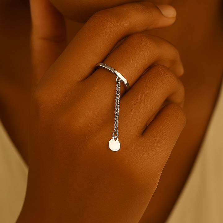 Bague en chaîne fine et pampille portée avec d’autres bagues – style moderne Histoire d’Argent