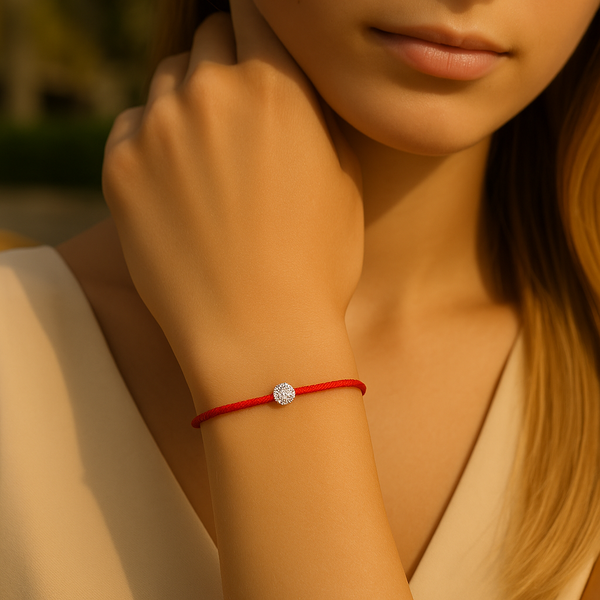 Bracelet rouge Histoire d’Argent en argent 925 et perle zircon, porté seul pour un effet épuré et moderne.