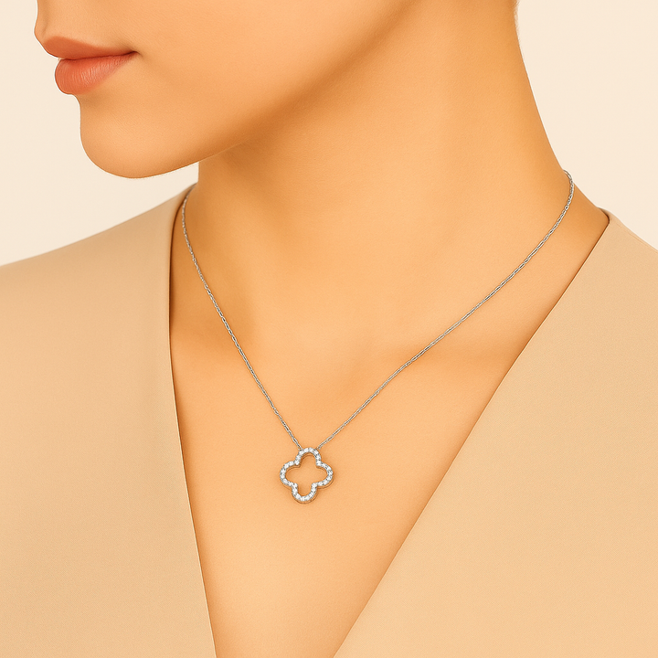 Mise en scène lifestyle du collier trèfle Histoire d’Argent – fond beige, lumière douce