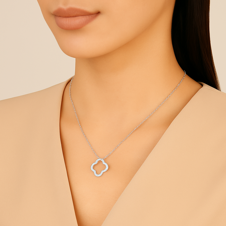 Portrait raffiné avec collier trèfle en argent – zoom sur le bijou porté avec élégance