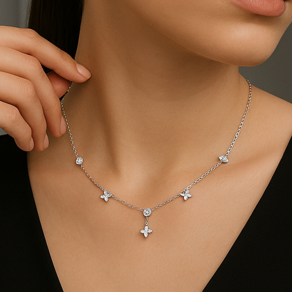 Zoom sur le cou d’une mannequin avec le collier Histoire d’Argent en argent massif 925, orné d’un trèfle brillant.

