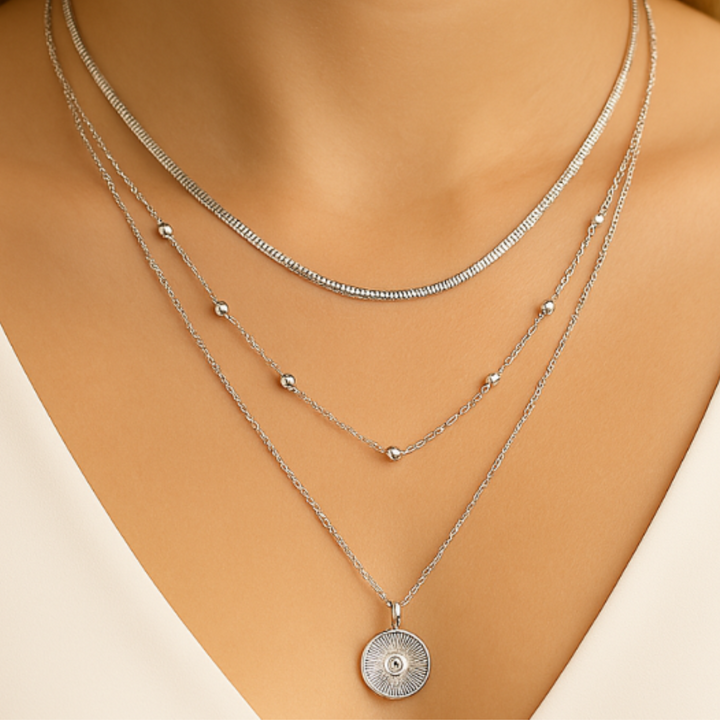 Zoom sur le collier Histoire d’Argent porté par une mannequin, bijou argent 925 à triple rangs avec charme épuré.
