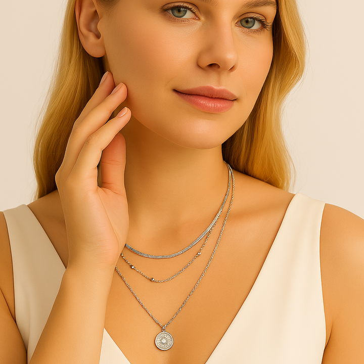 Zoom sur le collier Histoire d’Argent porté par une mannequin, bijou argent 925 à triple rangs avec charme épuré.