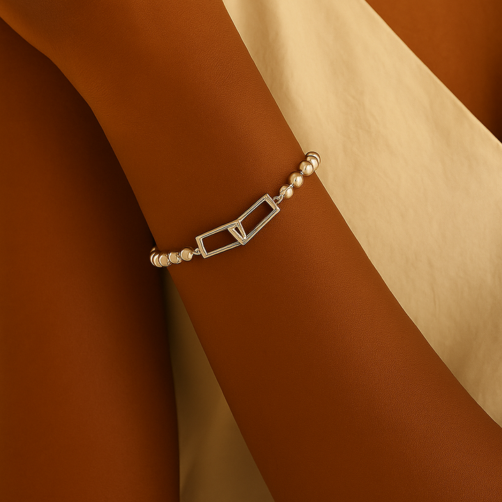 Vue rapprochée du bracelet Cassiopée en argent 925 sterling, perles fines portées avec raffinement