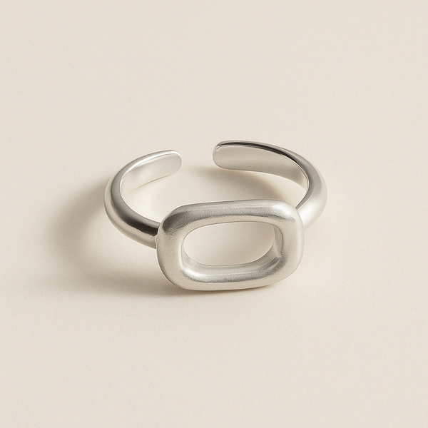 Bague géométrique en Argent blanc 925 Sterling avec zircon discret – posée à plat sur fond clair