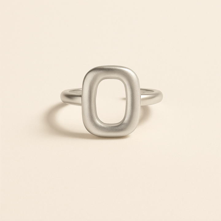 Vue latérale de la bague ajustable en Argent blanc 925 Sterling avec courbes lisses et motif ajouré