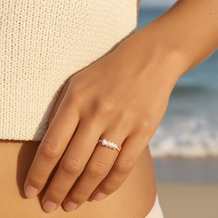 Bijou féminin Solyne en Argent 925 avec perle blanche, porté sur main détendue en bord de mer – Histoire d’Argent