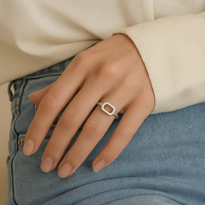 Bague en Argent blanc 925 Sterling portée avec d’autres bagues fines – style géométrique contemporain