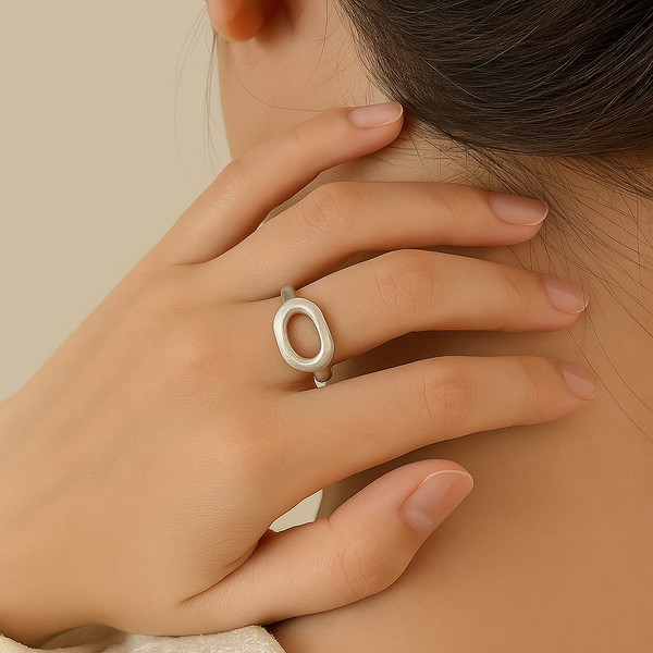 Bague ouverte en Argent blanc 925 Sterling portée au doigt – design ajouré moderne