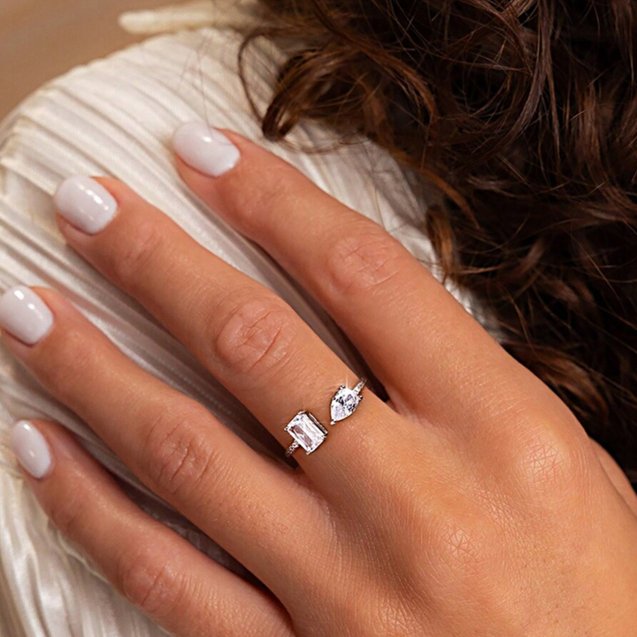 La bague Thalia dévoile un design géométrique moderne, sublimé par l’éclat de l’Argent blanc 925 Sterling.