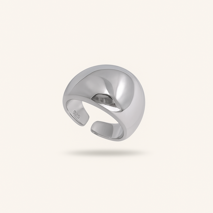 Bague minimaliste fluide en Argent blanc 925 Sterling posée sur fond clair