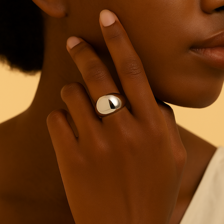 Détail de la bague fluide organique en Argent blanc 925 Sterling – portée au naturel