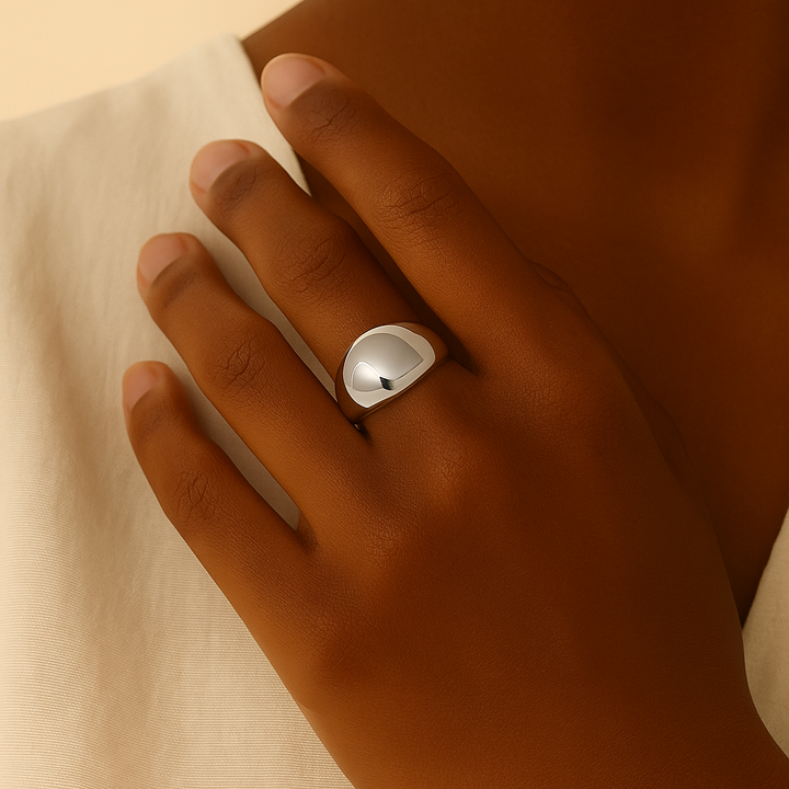 Bague au design fluide en Argent blanc 925 Sterling portée au doigt – silhouette naturelle