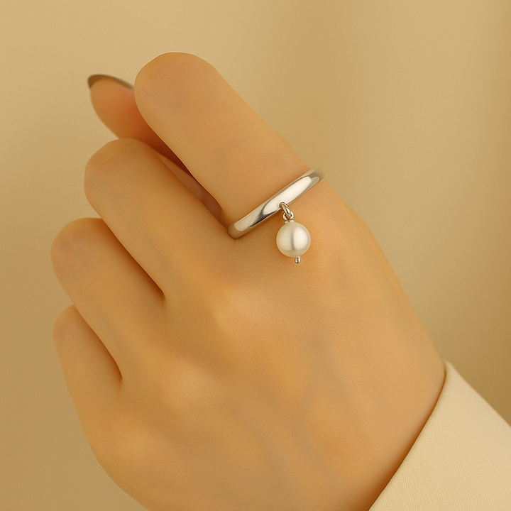 Bague en Argent blanc 925 Sterling portée avec d’autres bagues fines – style contemporain