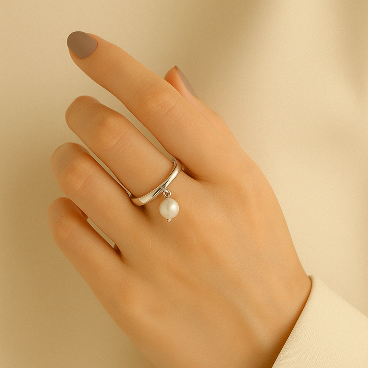 Vue rapprochée de la bague ajourée en Argent blanc 925 Sterling – portée au centre de la main