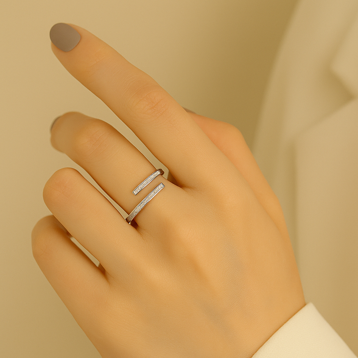 Bague en Argent blanc 925 Sterling portée au doigt – design ajouré avec strass