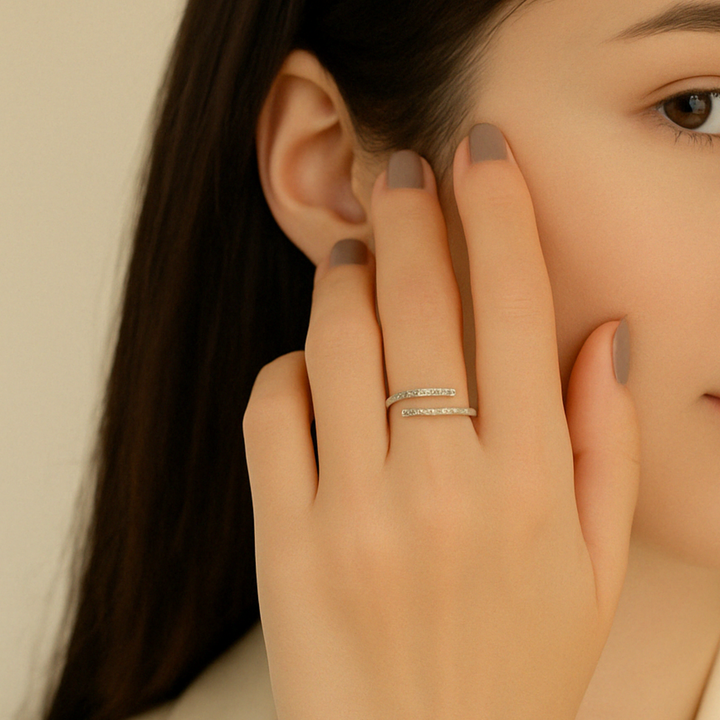 Bague Léna en Argent blanc 925 Sterling avec strass portée pour une tenue habillée